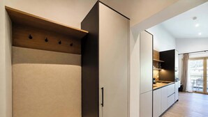 Een moderne keuken met een ingebouwde bank en kasten.