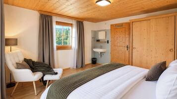 Tabla de planchar con plancha, wifi y ropa de cama