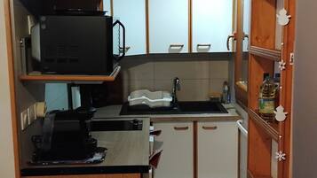 Coffee/tea maker, fridge, microwave, oven