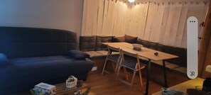 Smart TV, ping pong, books, stereo