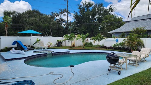 Cozy large 1-bedroom cottage in peaceful St. Pete w AC, Pool, close to beaches