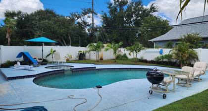 Cozy large 1-bedroom cottage in peaceful St. Pete w AC, Pool, close to beaches
