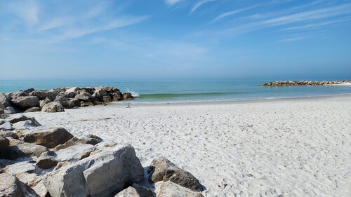 Cozy large 1-bedroom cottage in peaceful St. Pete w AC, Pool, close to beaches