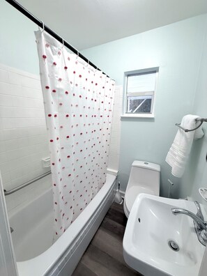 Toalhas de banho, sabonete, papel higiênico 