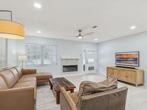 Living area - Sunshine, Style & St. Pete Adventure (St. Petersburg)