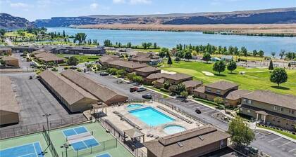 A05-Sunserra 9th Hole Gem w/ Stunning Columbia River Views & Pools