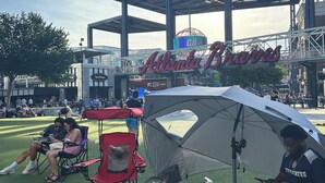 Un stade de baseball sur lequel on peut voir une grande enseigne indiquant « Atlanta Braves ».