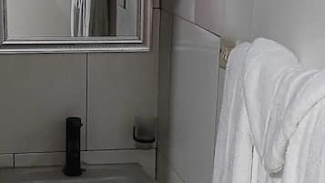 Monolocale comfort, patio | Bagno | Set di cortesia gratuito