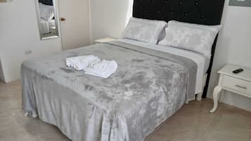 Monolocale comfort, patio | Ferro/asse da stiro, Wi-Fi gratuito
