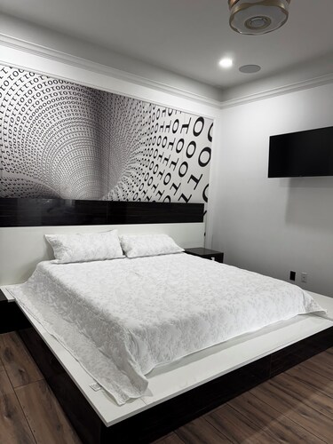 Red luxe home -king suite, jacuzzi. outdoor lounge