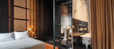 Deluxe Room, Courtyard View | Minibar, in-room safe, iron/ironing board, WiFi (free)