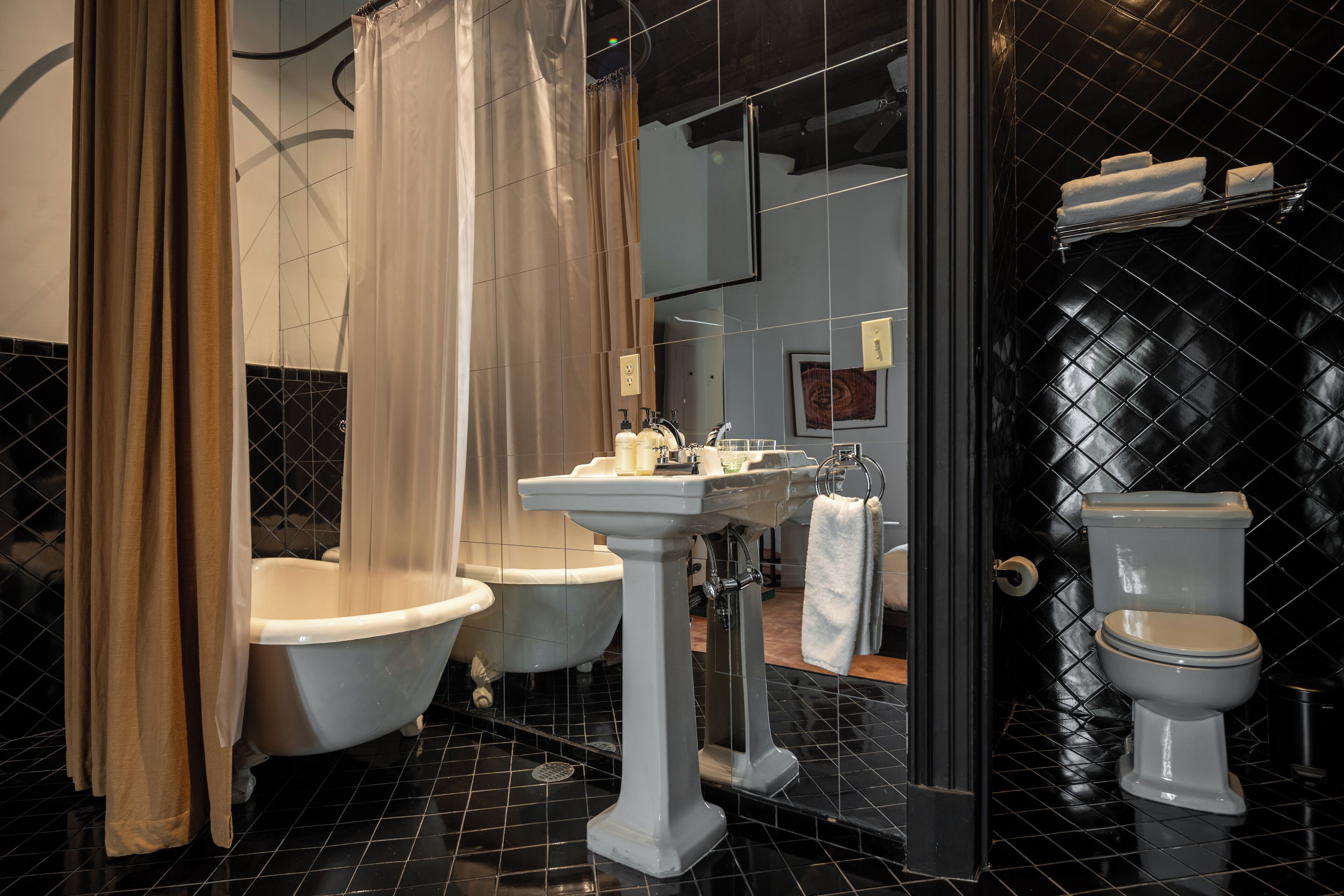 Phòng Deluxe, quang cảnh sân vườn | Phòng tắm | Buồng tắm vòi sen, máy sấy tóc, khăn tắm, xà phòng 