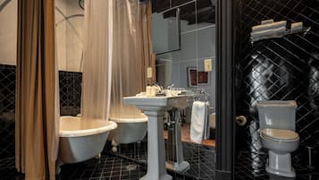 Phòng Deluxe, quang cảnh sân vườn | Phòng tắm | Buồng tắm vòi sen, máy sấy tóc, khăn tắm, xà phòng