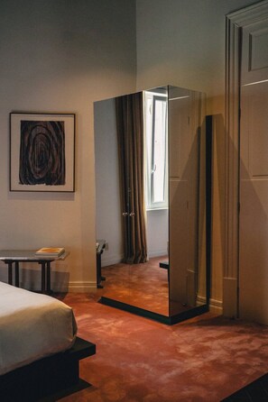 Habitació Deluxe, vistes al pati | Caixa forta a l'habitació, planxa i posts de planxar i wifi gratuïta 