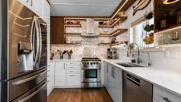 Frigorífico, horno, placa de cocina y lavavajillas