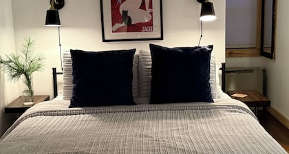Cozy 1-bedroom studio in charming Ellsworth with AC