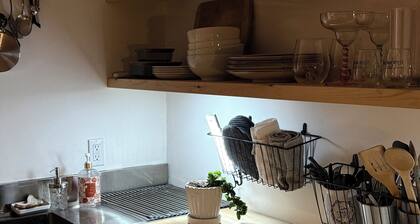 Cozy 1-bedroom studio in charming Ellsworth with AC