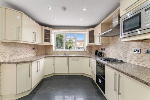 Modern 5 Bed Fully Detached Guest House (with parking)