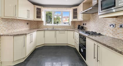 Modern 5 Bed Fully Detached Guest House (with parking)