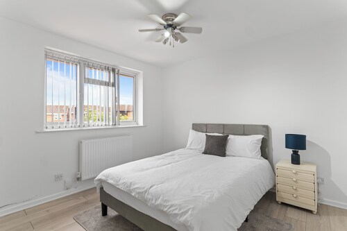 Modern 5 Bed Fully Detached Guest House (with parking)