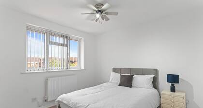 Modern 5 Bed Fully Detached Guest House (with parking)