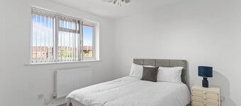 Modern 5 Bed Fully Detached Guest House (with parking)