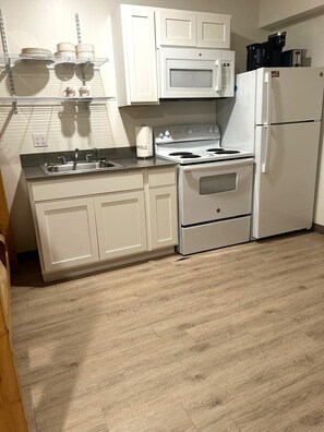 Private kitchen - Cozy and comfortable studio in Seward, perfect for your getaway. (Seward)