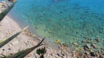 Ubicación cercana a la playa, tumbonas y toallas de playa