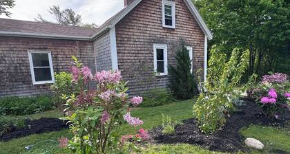 Charming 3-bedroom cottage in Bristol, waterfront, with AC