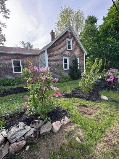 Charming 3-bedroom cottage in Bristol, waterfront, fireplace, window A/C