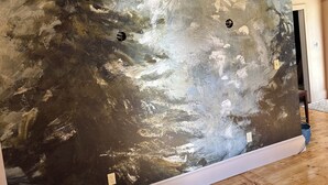 Ein großformatiges, abstraktes Gemälde an einer Wand.