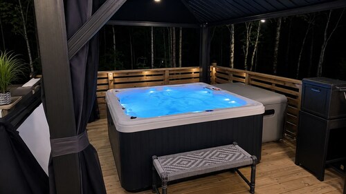 Ultra-Luxury Estate Private Gated Entry, Spa & Concierge from-Airport and games