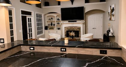 Ultra-Luxury Estate Private Gated Entry, Spa & Concierge from-Airport and games