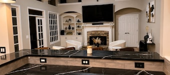 Ultra-Luxury Estate Private Gated Entry, Spa & Concierge from-Airport and games