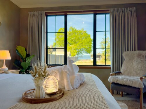 Stillwater Resort - Lakefront Estate with two dwellings, spa pools, SUPs - Sleeps 16