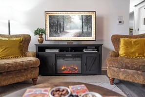 TV, fireplace, books - 1 Level| 0.4mi OWU |Patio|Free Parking|Quiet Street|0.2mi Downtown|W/D (Delaware)