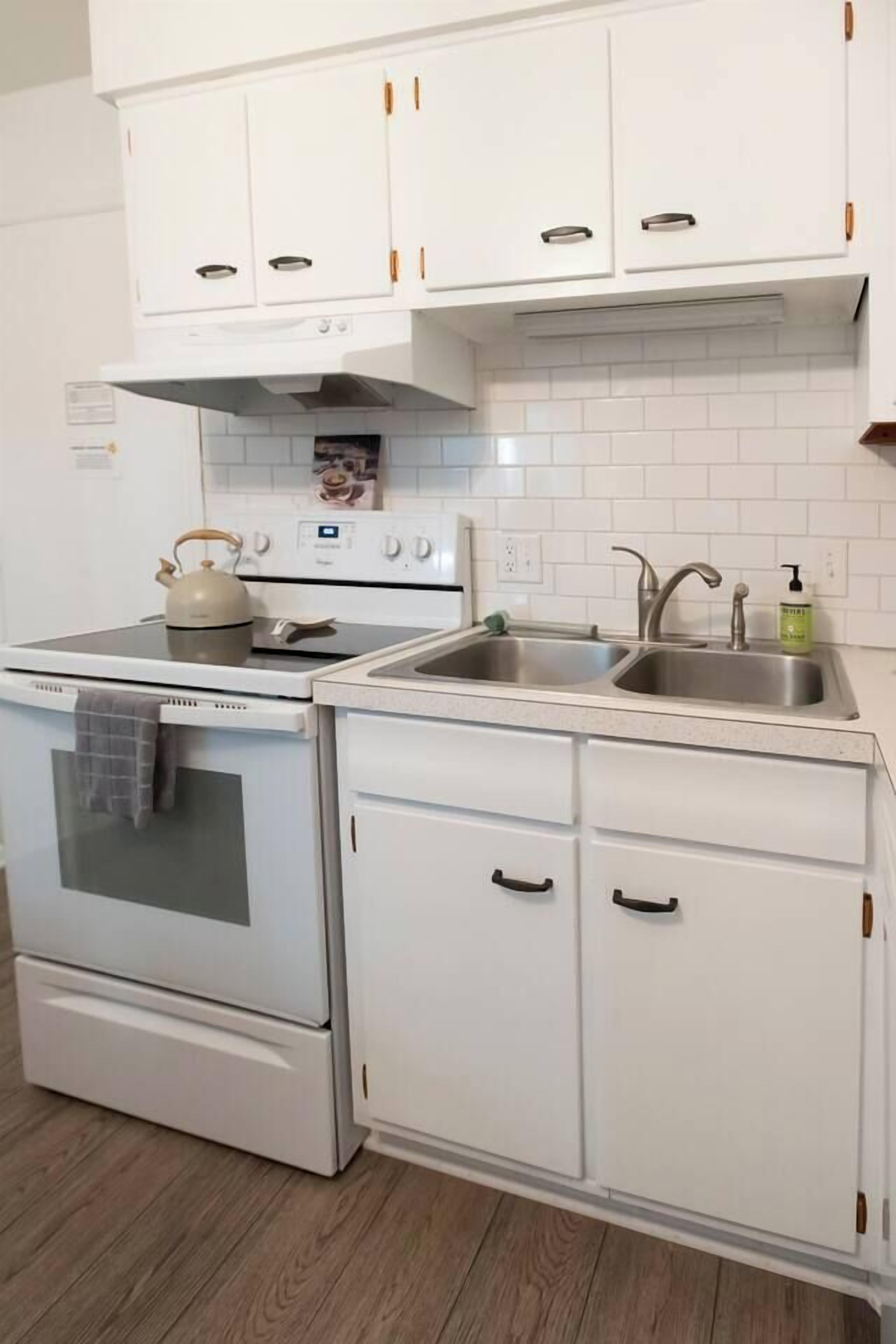 Geladeira, micro-ondas, cooktop, lava-louças