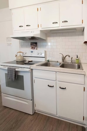 Frigorífico, microondas, placa de cocina y lavavajillas