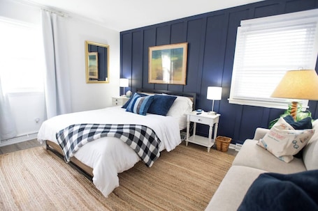 2 bedrooms, desk, iron/ironing board, travel cot. 1 Level| 0.4mi OWU |Patio|Free Parking|Quiet Street|0.2mi Downtown|W/D
