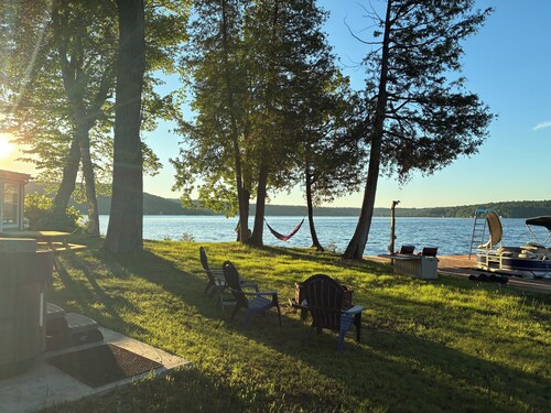 CAMP OASIS. Beautiful 3 bedroom waterfront cottage on a peninsula with AC