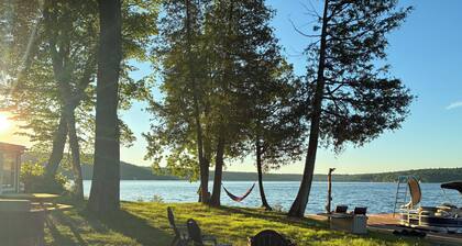 CAMP OASIS. Beautiful 3 bedroom waterfront cottage on a peninsula with AC