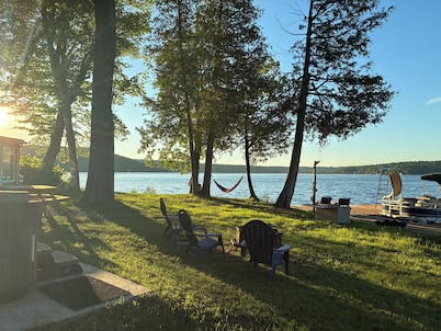 CAMP OASIS. Beautiful 3 bedroom waterfront cottage on a peninsula with AC