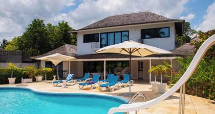 Beautiful, Private Pool, Family Villa in Gated Beach Community