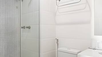 Apartamento | Banheiro | Chuveiro, produtos de toalete grátis, sabonete, shampoo