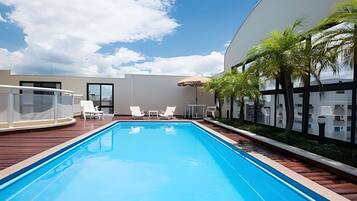Apartamento | Piscina | Piscina externa, guarda-sóis, espreguiçadeiras