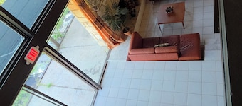 Spacious 6-bedroom 4 toilets house in Houston Texas available for short rent