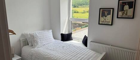 3 habitaciones, tabla de planchar con plancha, internet y ropa de cama