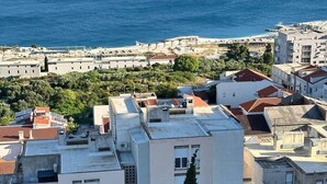 A coastal cityscape with buildings, a clear blue sea, and distant hills. - 2BR Sea View | 3 ACs | Žnjan Walk (Split)