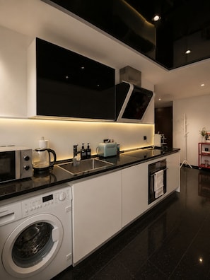 Private kitchen - Modern city apartment with underground parking (Langenhagen)