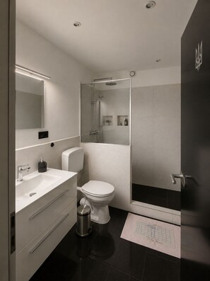 Bathroom - Vrbo Property (Langenhagen)